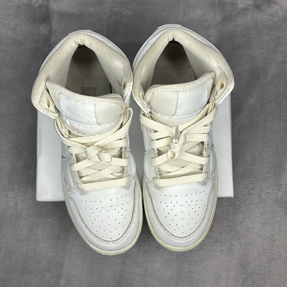 🔥🔥🔥Nike Air Jordan 1 Mid Triple White Boys Sneakers Size: 5Y🔥🔥🔥 - Picture 5 of 10